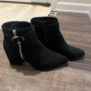 Women’s black with silver hardware zip up booties size 8. Slight scrap shown